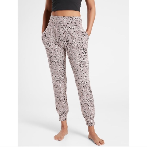 Athleta Pants - Athleta Salutation textured jogger in meadow decadent chocolate, XS, like new